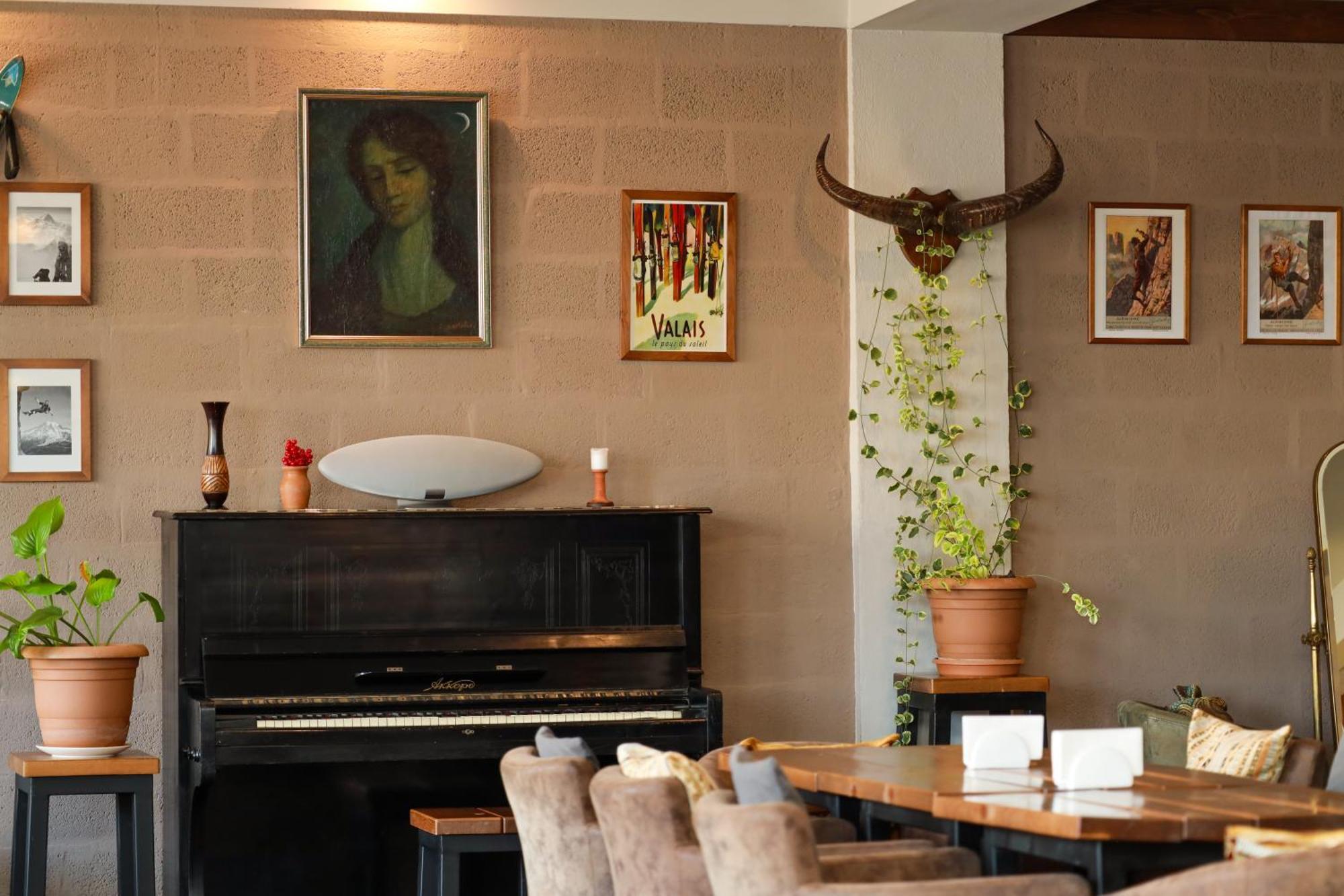 Alpine Lounge Boutique Hotel カズベギ エクステリア 写真